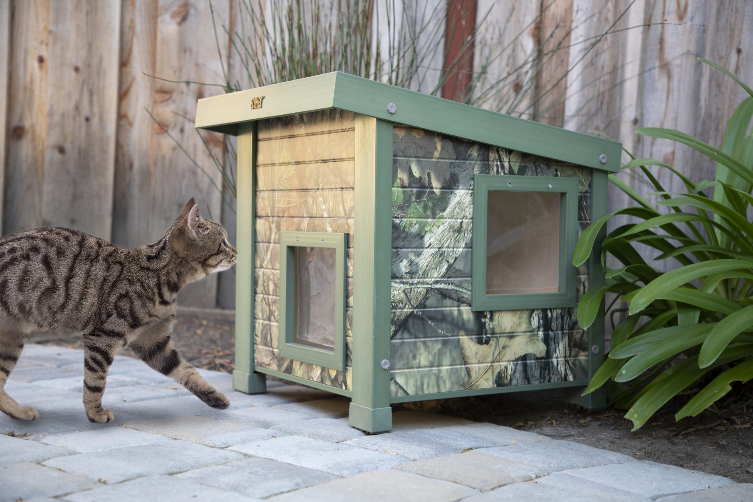 Mossy Oak® Outdoor Cat Shelter Mossy Oak® Outdoor Cat Shelter