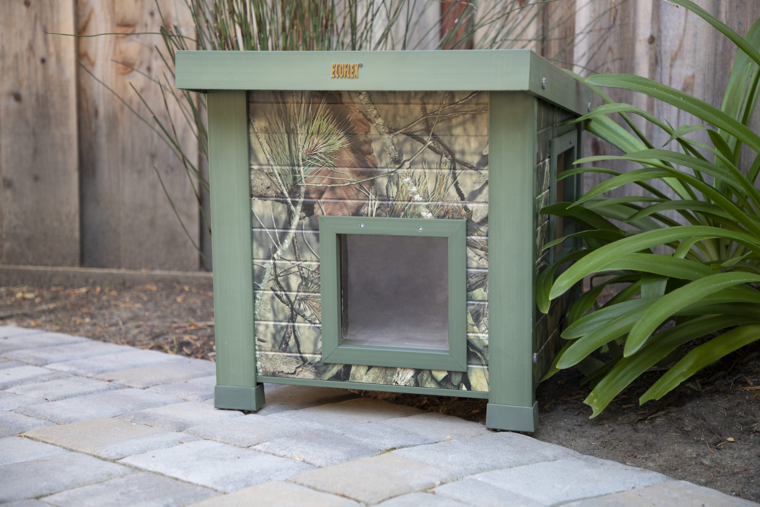 Mossy Oak® Outdoor Cat Shelter Mossy Oak® Outdoor Cat Shelter